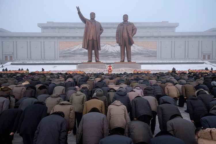 Rakyat Korea Utara memberikan penghormatan kepada mendiang pemimpin negara, Kim Jong Il, saat peringatan kematiannya di Istana Matahari Kumsusan, Pyongyang, Senin (17/12/2018).