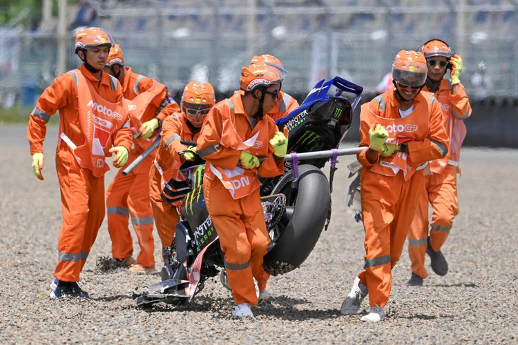 Para marshal mengangkat motor pebalap Monster Energy Yamaha MotoGP Fabio Quartararo yang terjatuh saat mengikuti sesi balapan kualifikasi Q2 MotoGP Indonesia 2025 di Sirkuit Internasional Pertamina Mandalika, Lombok Tengah, Nusa Tenggara Barat, Sabtu (4/10/2025). Dalam sesi tersebut pembalap Aprilia Racing  Marco Bezzecchi meraih pole position atau tempat pertama dalam posisi start MotoGP Mandalika 2025 setelah menjadi yang tercepat dalam sesi kualifikasi Q2 dengan catatan waktu terbaiknya 1 menit 28,832 detik. ANTARA FOTO/Ahmad Subaidi/tom.