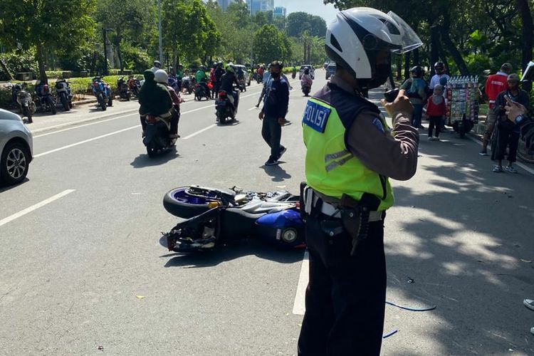 Pengemudi sepeda motor tewas di lokasi usai terlibat kecelakaan dengan bajaj di Jalan Medan Merdeka Selatan, Minggu (27/3/2022).