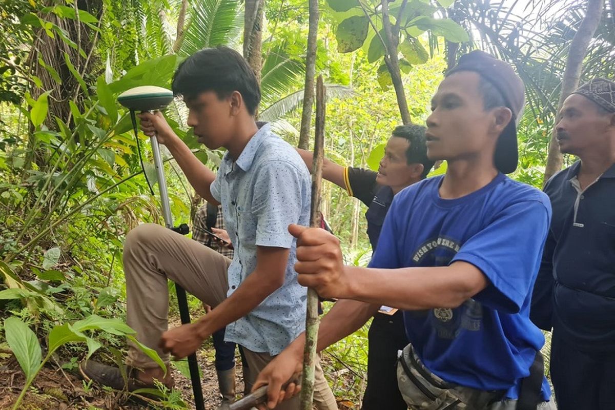 Warga Desa Wadas terlihat begitu antusias mengikuti proses pengukuran bidang lahan untuk lokasi penambangan batu andesit di Desa Wadas, Kecamatan Bener, Kabupaten Purworejo. 