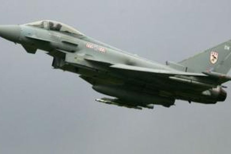 Jet tempur Eurofighter Typhoon bagian dari Quick Reaction Alert pertahanan udara Inggris. 