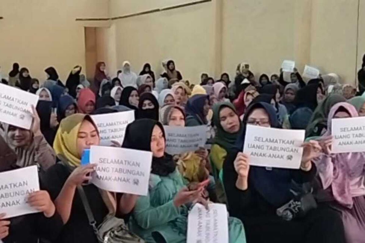 Ratusan ibu-ibu orangtua siswa SD di Tasikmalaya berunjukrasa menagih uang tabungan siswa Rp 800 juta ke esk Kepala Sekolahnya di Kantor Desa Pakemitan, Ciawi, Kabupaten Tasikmalaya, Jawa Barat, Sabtu (22/7/2023).