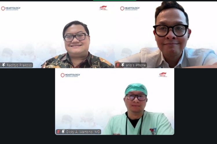 Tim dokter dari Heartology Cardiovascular Hospital atas: dr.Radityo Prakoso Sp.JP(K) kiri dan dr.Ario Soeryo Kuncoro Sp.JP (K), dan  dr.Dicky A Wartono Sp.BTKV (bawah).