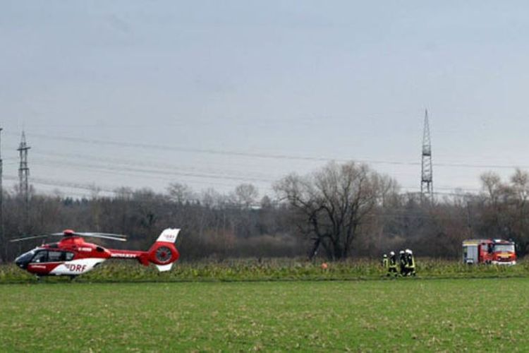 Petugas memeriksa kawasan sekitar lokasi terjadinya kecelakaan udara antara pesawat dengan helikopter di Philippsburg yang menewaskan setidaknya empat orang, Selasa (23/1/2018).