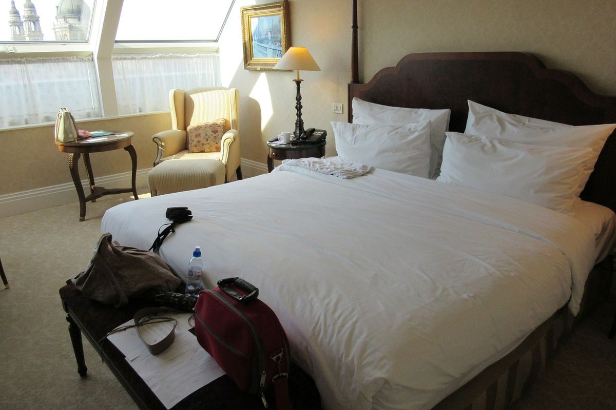 ILUSTRASI - Kamar hotel 