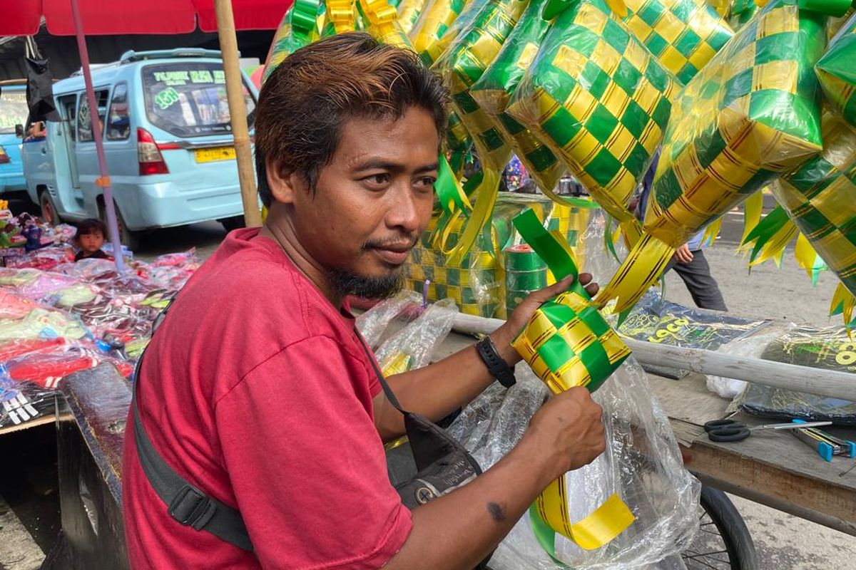 Andi Firmanto pedagang hiasan khas Lebaran di Jalan Asemka, Pinangsia, Jakarta Barat, Senin (3/4/2023). 