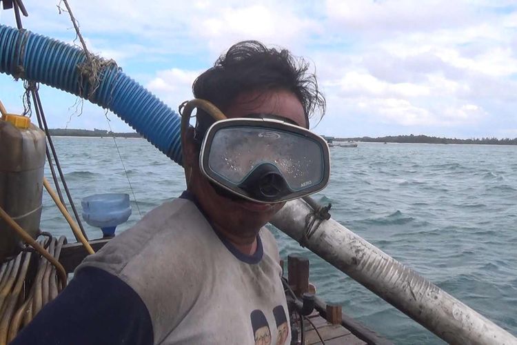 Zabir (38) penambang timah selam di Pantai Batu Atap, Bangka, Kepulauan Bangka Belitung, Minggu (31/7/2022).