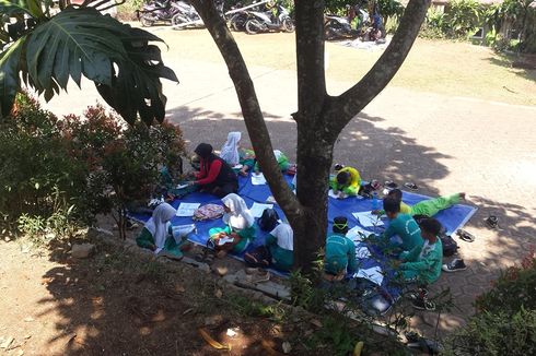 Sudah 2 Bulan, Siswa SD di Cianjur Belajar di Bawah Pohon dengan Alas Terpal