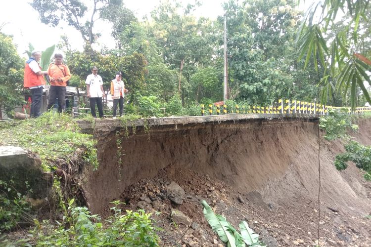 Tim TRC BPBD Blora pantau kondisi jalan Ngloram - Gadon yang terputus akibat tergerus arus Sungai Bengawan Solo, pada Rabu (13/3/2024)