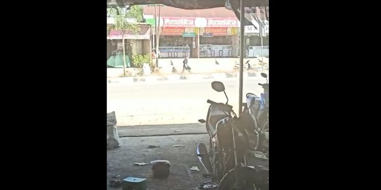 Tangkapan layar adegan video berisi aksi perampokan bersenjata yang terjadi di Desa Karang Mulya, Pangkalan Banteng, Kalimantan Tengah, Selasa (15/9/2020). Polisi menemukan sebuah peluru airsoft gun di lokasi kejadian. 