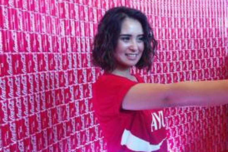 Ayushita hadir dalam acara peluncuran kampanye Shake A Coke di Atrium Mal Taman Anggrek, Jakarta Barat, Rabu (12/8/2015) sore.
