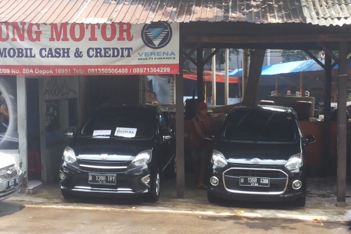 Dua unit mobil bekas, masing-masing Toyota Agya dan Daihatsu Ayla yang dijual di diler Ciliwung Motor, Kelapa Dua, Depok, Selasa (13/2/2018).