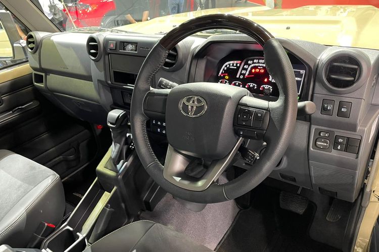 Panel meter Toyota Land Cruiser 70 berdesain klasik dengan sedikit sentuhan modern