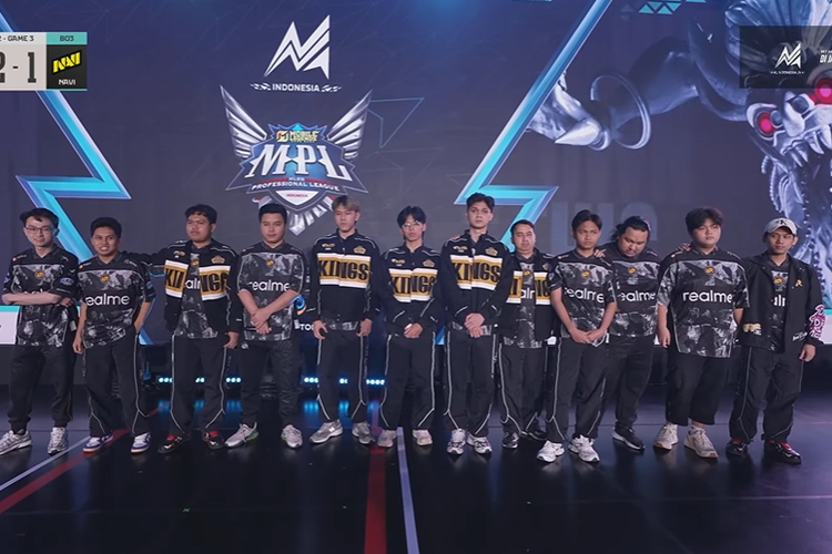 Ilustrasi tim RRQ Hoshi dan manajemen di akhir laga Regular Season MPL S16.