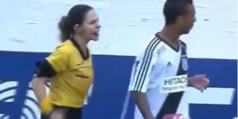 Asisten wasit perempuan Tatiane Sacilotti memarahi pemain Ponte Preta, Biro Biro.