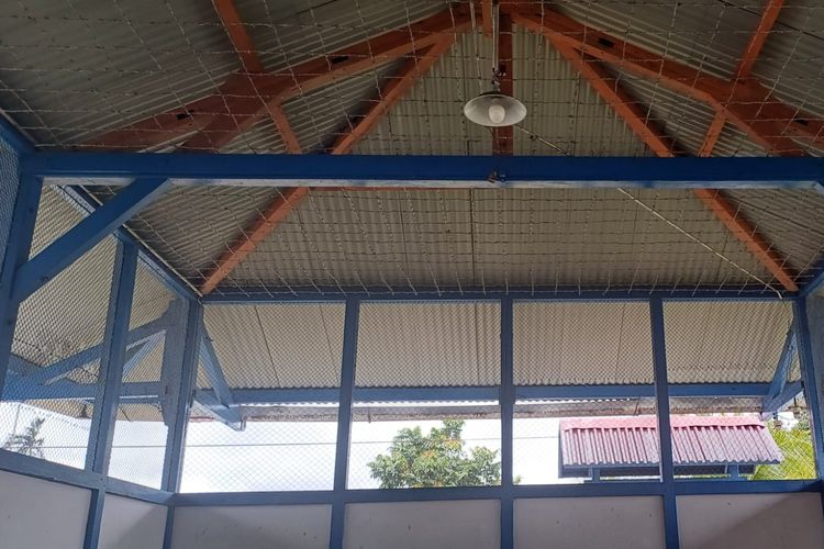 Jalinan besi beraliran listrik dipasang di langit-langit Ruang Tahanan Pria Blok B, Penjara Boven Digoel, Papua Selatan, tempat Bung Hatta pernah diasingkan. Gambar diambil pada Rabu (16/8/2023).