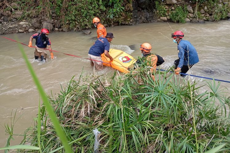 Petugas mengevakuasi mayat yang ditemukan di Sungai Panjang Ambarawa Kabupaten Semarang, Sabtu (25/5/2024).