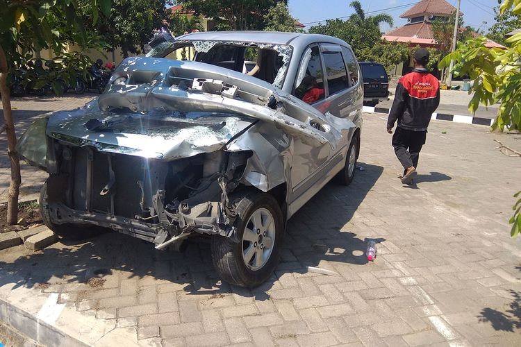 Mobil avanza yang dikemudikan Ali Mashudi yang mengalami kerusakan parah pasca kecelakaan beruntun menabrak 2 mobil dan 4 sepda motor. Kecelakaan diduga akibat sopir menderita epilepsi.