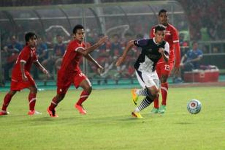 Pemain Liverpool, Philippe Coutinho (kanan), saat hendak menjebol gawang tim Indonesia XI, dalam pertandingan persahabatan di Stadion Utama Gelora Bung Karno, Jakarta Pusat, Sabtu (20/7/2013) malam. Liverpool memang 2-0 atas Indonesia.