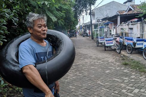 Tak Yakin Banjir Cepat Surut, Warga Periuk Beli Ban Bekas untuk Evakuasi Barang