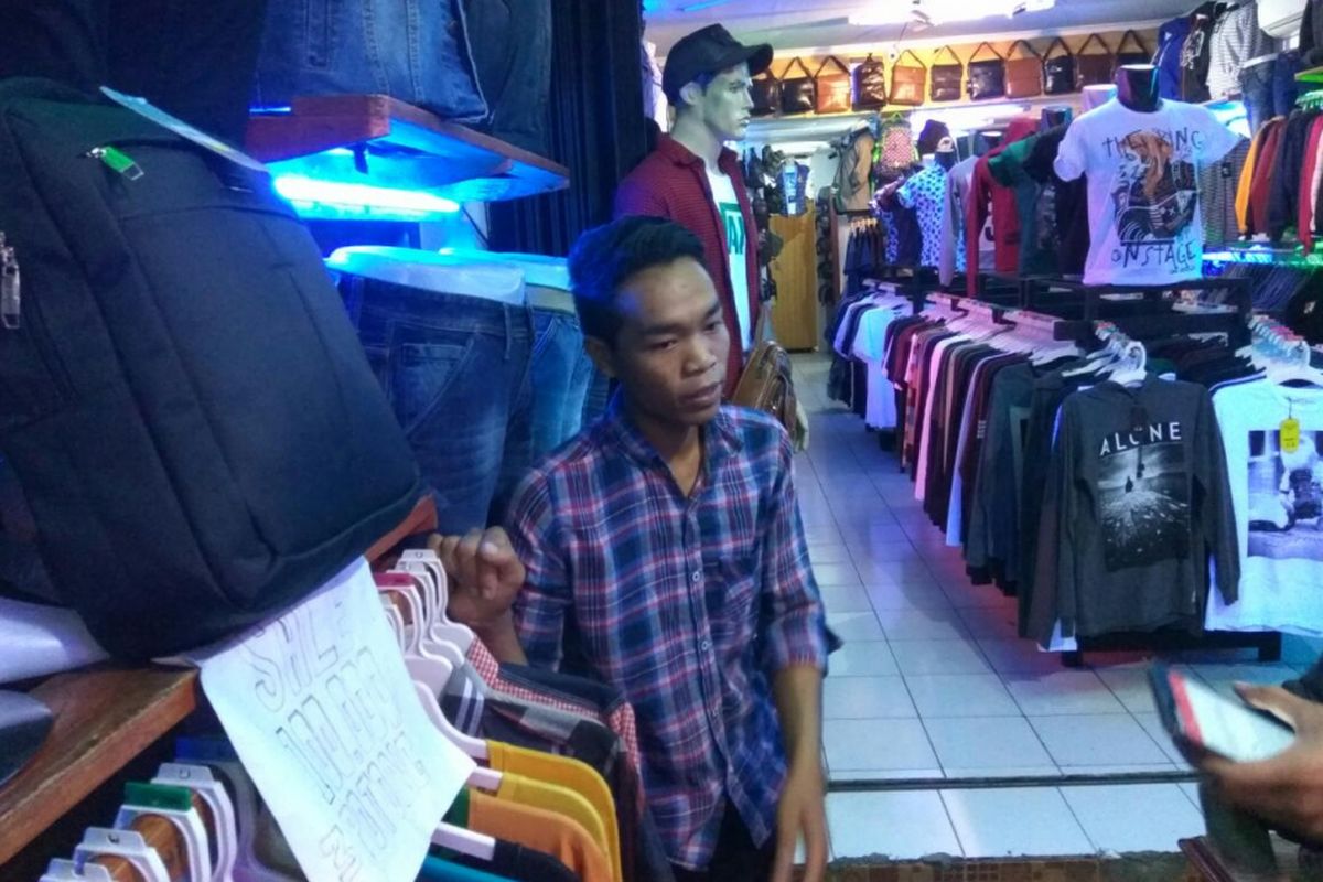 Nendi seorang penjaga toko yang menyaksikan langsung aksi geng motor merampok barang dagangannya.