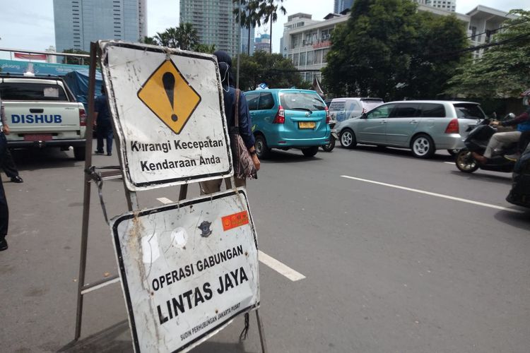 Operasi Gabungan Lintas Jaya dilakukan tiga pilar Dinas Perhubungan Jakarta Pusat, Polri, dan TNI di Jalan KH Mas Mansyur, Tanah Abang, Jakarta Pusat, Senin (7/3/2022).