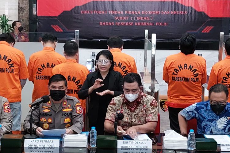 Konferensi pers penungkapan kasus penipuan via aplikasi DNA Pro Akademi di Mabes Polri, Jakarta, Jumat (27/5/2022).