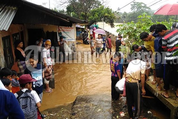 Banjir di Kampung Katulampa RT 03 RW 09 Kecamatan Sindangrasa, Bogor Timur, Kota Bogor, Senin (5/2/2018).