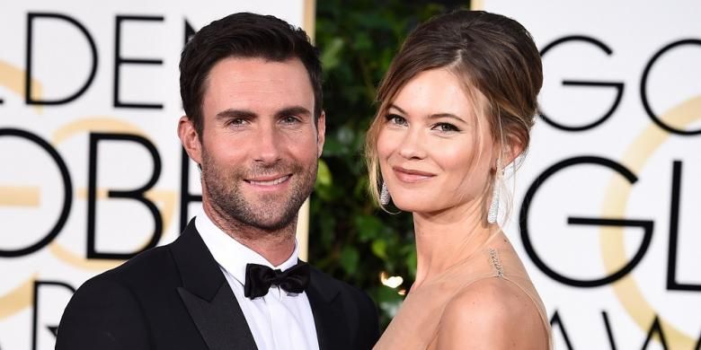 Musisi Adam Levine dan istrinya, model Behati Prinsloo, menghadiri Golden Globe Awards di Beverly Hills, California, pada 11 Januari 2015. Pasangan ini dikarunai anak perempuan pada Rabu (21/9/2016).