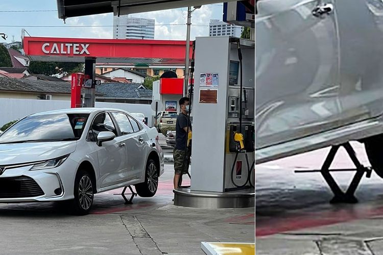 Mobil Corolla Altis berpelat Singapura mengisi bensin dengan dongkrak di SPBU Malaysia agar full tank. Pengemudi diduga enggan rugi, karena harga bensin di Malaysia jauh lebih murah daripada Singapura.