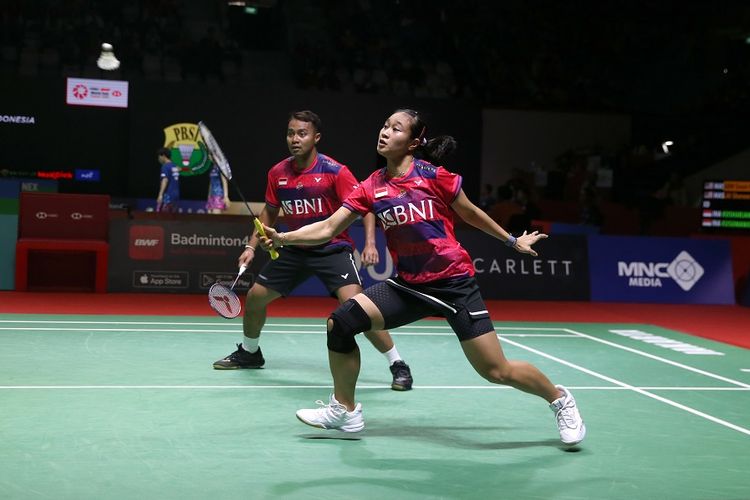 Ganda campuran Indonesia, Rehan Naufal Kusharjanto/Lisa Ayu Kusumawati berhasil mengalahkan unggulan ketujuh asal Malaysia, Goh Soon Huat/Lai Shevon Jemie melalui pertarungan tiga gim, 13-21, 26-24, 21-17 pada babak pertama gelaran Kapal Api Group Indonesia Open 2023 di Istora Senayan Jakarta, Selasa (13/6). ( Foto : HO/Humas PP PBSI/Erly Bahtiar/Sportsmoment )  