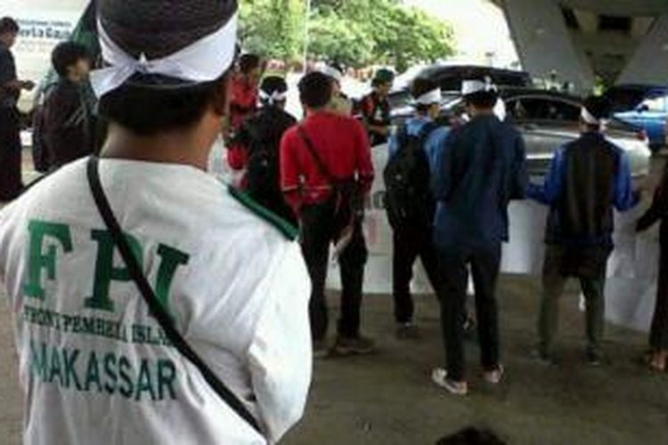 Front Pembela Islam (FPI), Himpunan Mahasiswa Indonesia (HMI) dan sejumlah ormas anti-korupsi menggelar aksi dukungan terhadap Ketua non-aktif Komisi Pemberantasan Korupsi (KPK), Abraham Samad, di Makassar, Selasa (24/2/2015).