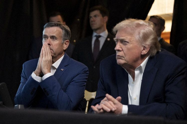 Direktur CIA John Ratcliffe (kiri) saat menonton operasi penangkapan Presiden Venezuela Nicolas Maduro bersama Presiden Amerika Serikat Donald Trump (kanan), di kediaman Trump di Mar-a-Lago, Palm Beach, Negara Bagian Florida.