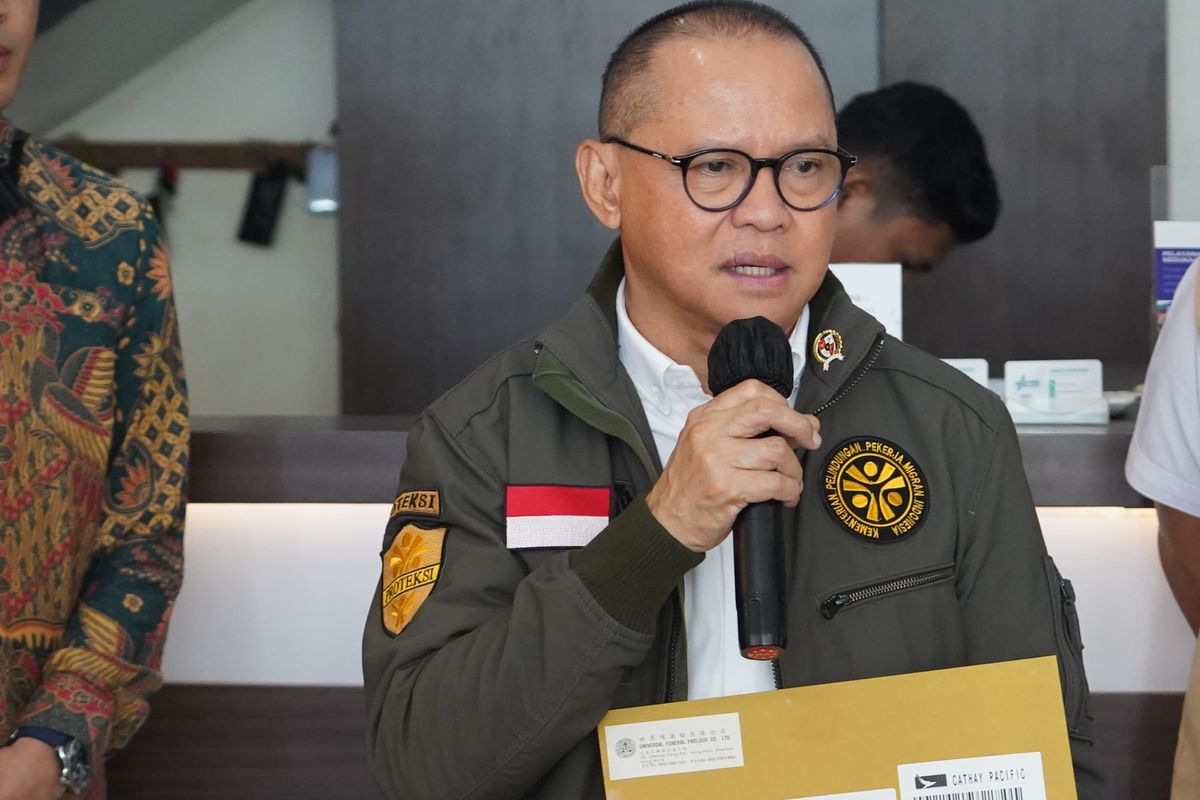 Menteri Pelindungan Pekerja Migran Indonesia (P2MI) Mukhtarudin saat menjemput dan menyambut kedatangan jenazah beberapa Pekerja Migran Indonesia di Terminal Kargo Jenazah Bandara Internasional Soekarno-Hatta (Soetta), Tangerang, Selasa (23/12/2025).