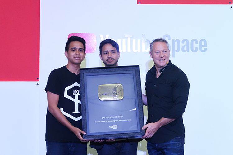 YouTube Indonesia memberikan Gold Button kepada 6 YouTuber yang meraih satu juta subscriber.