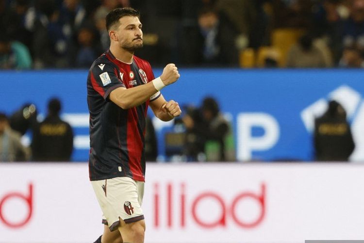 Penyerang Bologna, Riccardo Orsolini, merayakan setelah mencetak gol selama pertandingan semifinal Piala Super Italia antara Inter Milan dan Bologna FC 1909 di Stadion King Al-Awwal Park, Riyadh pada 19 Desember 2025.