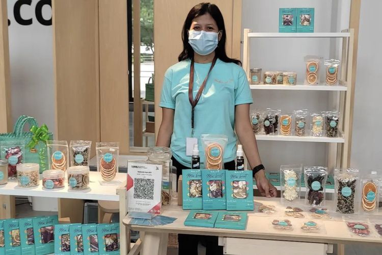 Pemilik usaha buah kering bermerek Herbor.id, Upit Pitrianingsih saat mengikuti sebuah pameran di Jakarta.