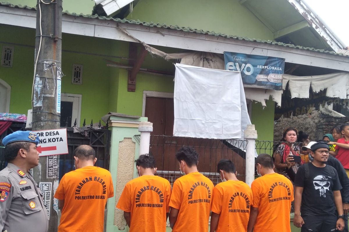 Lima pelaku pencurian sepeda motor yang sudah beraksi di 36 tkp berbeda di Kabupaten Bekasi. Lima pelaku tersebut memiliki perannya masing-masing. Dua tersangka merupakan pelaku pencurian, sementara tiga lainnya merupakan tersangka penadahan.