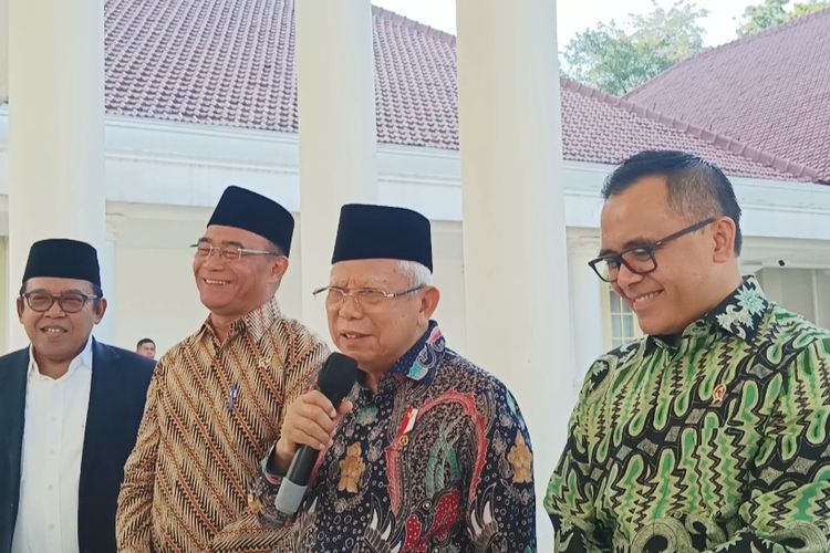 Wapres Ma'ruf Amin didampingi Menko PMK Muhadjir Effendy dan Menpan RB Abdullah Azwar Anas saat memberikan keterangan pers di Istana Wapres, Merdeka Selatan, Jakarta, Rabu (20/12/2023).