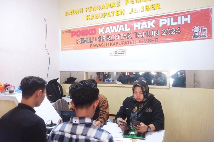 Caleg DPRD Jember melaporkan dugaan penggelembungan suara ke Bawaslu Jember Kamis (29/2/2024)