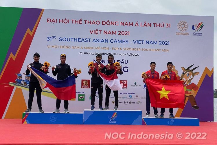 Ardi Isadi dan Kakan Kusmana (tengah) meraih medali emas cabang olahraga (cabor) dayung nomor Men's Lightweight Doubles Sculls yang bergulir di Hai Phong Canoeing and Rowing Training Center, Rabu (11/5/2022). 