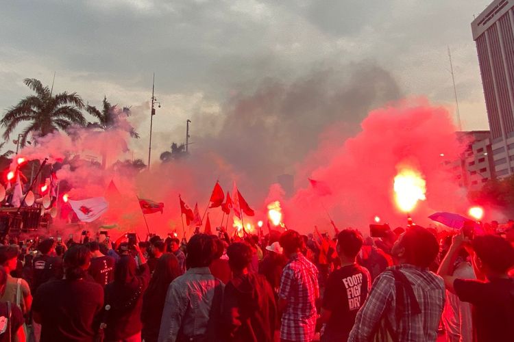 Usai Nyalakan Flare, Massa Buruh Mulai Bubar dari DPR Sambil Nyanyi “Buruh Tani