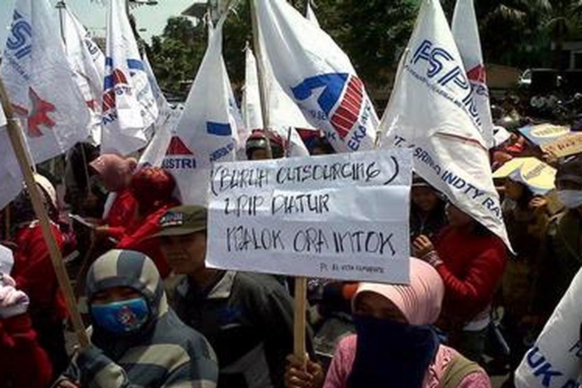 Buruh yang tergabung dalam Federasi Serikat Pekerja Metal Indonesia menggelar unjuk rasa di Jalan Pahlawan, Kota Semarang, Jawa Tengah, Rabu (3/10/2012).
