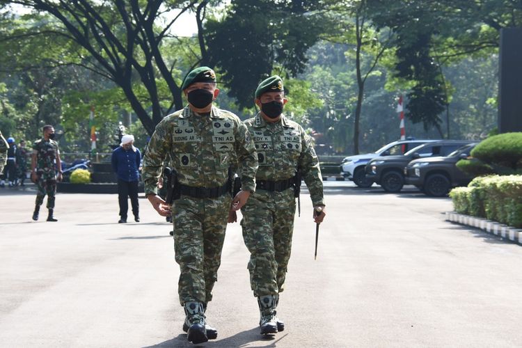 Kepala Staf Angkatan Darat (KSAD) Jenderal Dudung Abdurachman memimpin acara syukuran pperingatan HUT ke- 56 Divisi Infantri (Divif)-1 Komando Cadangan Strategis Angkatan Darat (Kostrad) di Cilodong, Jawa Barat, Kamis (23/12/2021).