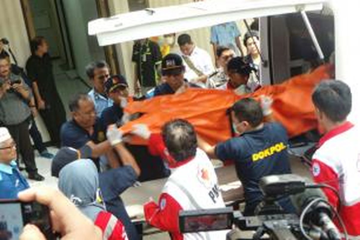 Jenazah salah satu korban bom di kawasan Sarinah, Jalan MH Thamrin, Jakarta Pusat, Kamis (14/1/2016).