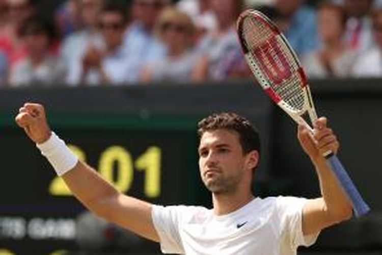 Petenis Bulgaria, Grigor Dimitrov, merayakan kemenangan atas petenis Inggris, Andy Murray, pada laga perempat final Wimbledon di London, Rabu (2/7/2014). Dimitrov menang 6-1, 7-6(4), 6-2.