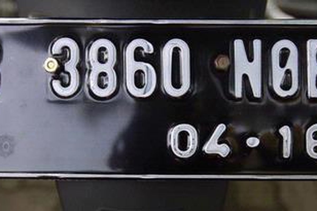 Bentuk fisik plat nomor baru yang dikeluarkan oleh pihak kepolisian, Jakarta, Selasa (10/5/2011). 