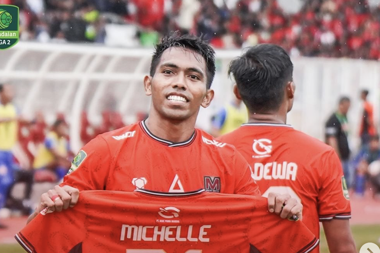 Frets Butuan melakukan selebrasi usai membuat gol dalam laga perebutan tempat ketiga Liga 2 2023-2024 atau playoff promosi Liga 1 antara Malut United vs Persiraja di Stadion Madya, Senayan, Jakarta, Sabtu (9/3/2024).