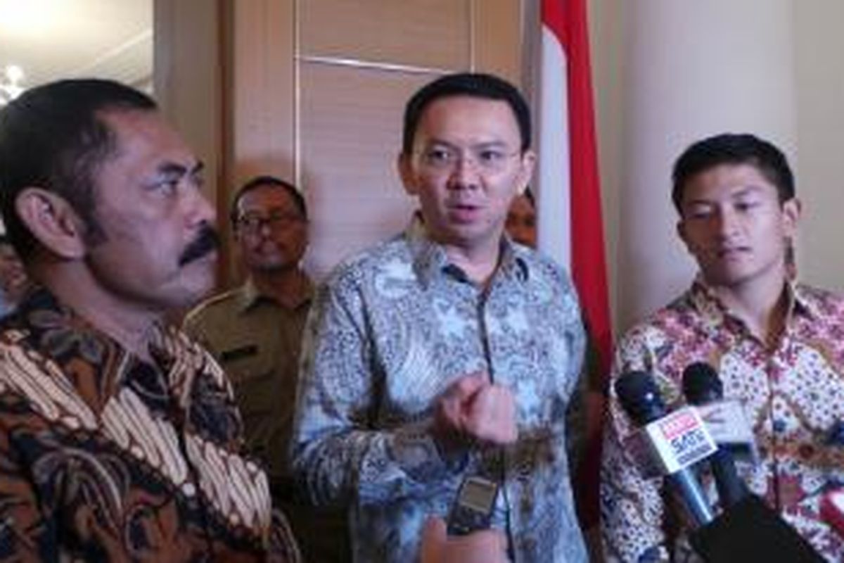 Gubernur DKI Jakarta Basuki Tjahaja Purnama bersama pembalap Rio Haryanto dan Wali Kota Surakarta FX Rudy, di Balai Kota, Selasa (27/10/2015).