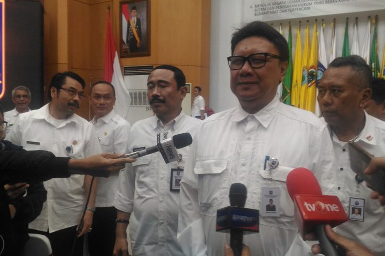 Menteri Dalam Negeri Tjahjo Kumolo usai memaparkan laporan akhir tahun 2018 di kantor Kemendagri, Jakarta, Rabu (26/12/2018). 